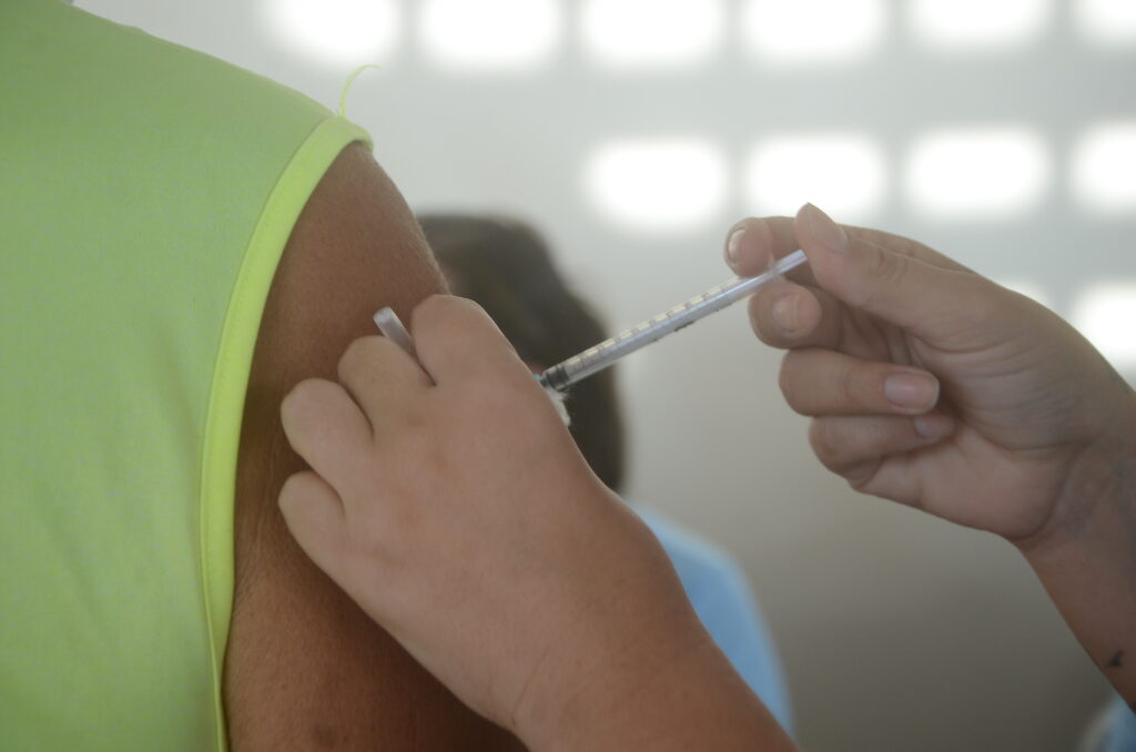 Vacinação após os 40 anos ajuda a proteger mulheres contra infecções graves