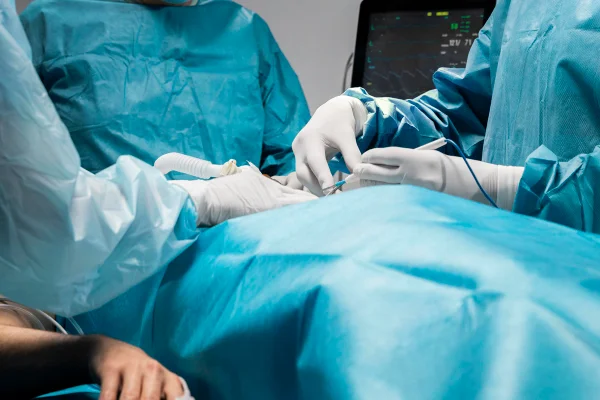Ablação por radiofrequência trata metástase no fígado sem cirurgia aberta em paciente de Brasília